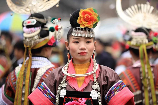 Ein Chinesisches Mädchen Der Ethnischen Minderheit Der Miao Traditioneller Silberner — Stockfoto