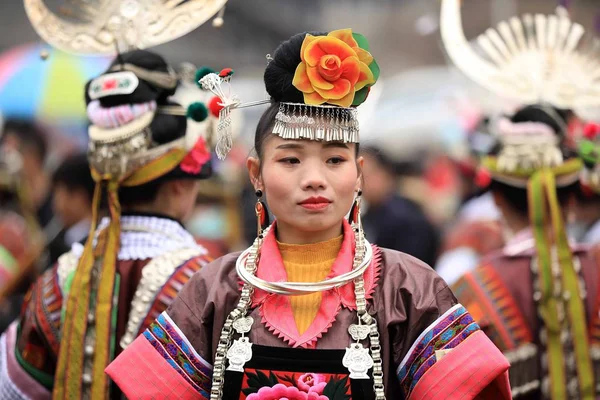 Chinese Girl Miao Ethnic Minority Dressed Traditional Silver Decorated Clothes — Stock Photo, Image