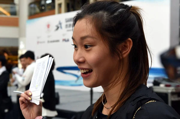 香港游泳名将欧海顺在2018年1月20日于中国香港举行的三星2017年香港体育明星大奖公开投票公告新闻发布会上接受采访 — 图库照片