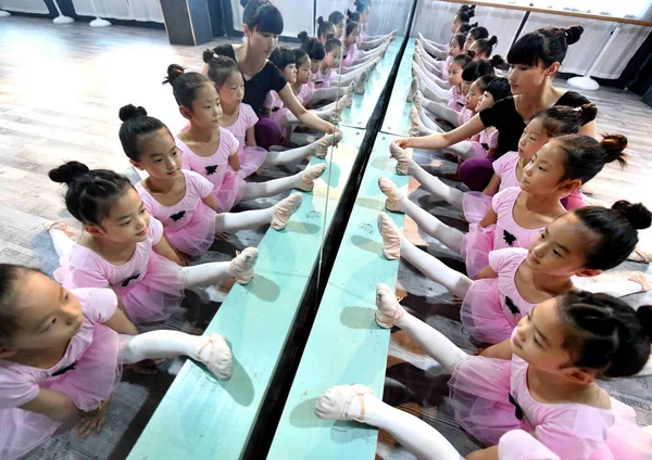 Jovens Chinesas Esticam Pernas Para Aprender Dançar Centro Treinamento Cidade — Fotografia de Stock