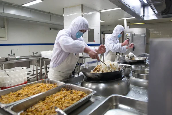 Lavoratori Cinesi Friggono Tagliatelle Riso Con Carne Manzo Uno Stabilimento — Foto Stock