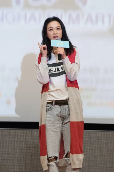 中国女演员唐伟出席 6日在中国上海举行的台湾女歌手 女演员刘瑞内的新片 我们与他们 新闻发布会 — 图库照片