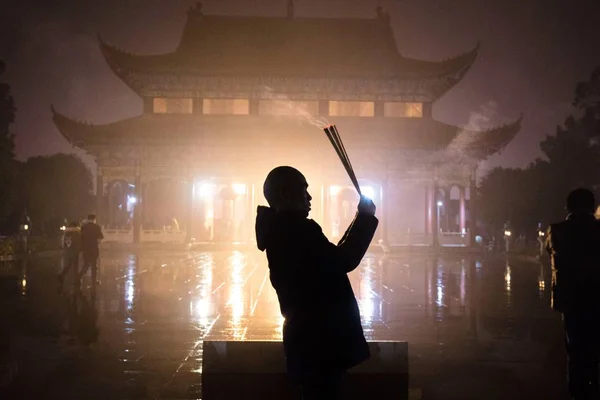中国の参拝者が中国東部安寧省合肥市の寺院で旧正月や春節の前に幸運を祈るために香を燃やす 2018年2月15日 — ストック写真