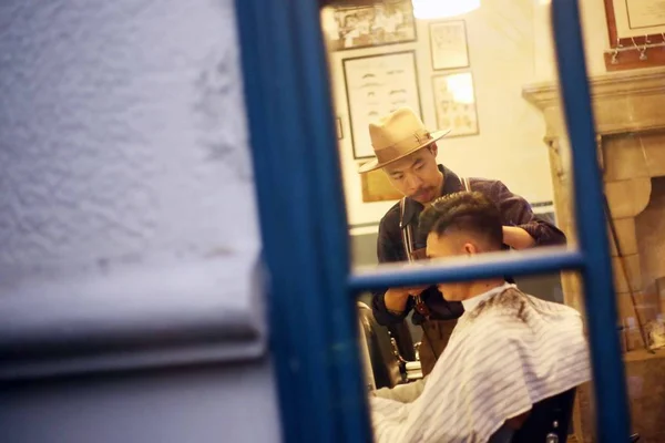 Właściciel Szanghaju Oparte Barbershop Nazwie Barbershop Koncentruje Się Tylko Mężczyzn — Zdjęcie stockowe