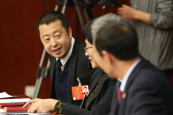 中国导演贾章克也是山西省第十三届全国人大第一次会议的代表 8年3月9日在中国北京举行的政府工作报告全体会议 — 图库照片