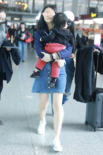Tajwańska Aktorka Michelle Chen Prowadzi Jej Syn Beijing Capital International — Zdjęcie stockowe