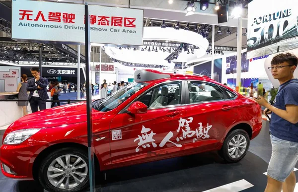 Látogatók Nézz Egy Önálló Vezetés Autó Baic Csoport Alatt Peking — Stock Fotó
