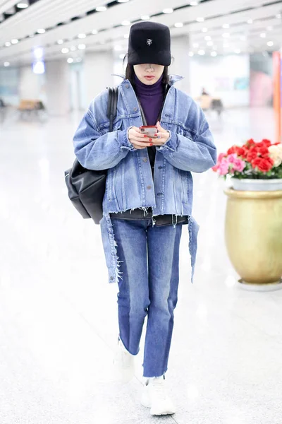 Chinese Singer Actress Victoria Song Song Qian Uses Her Iphone — Stock Photo, Image