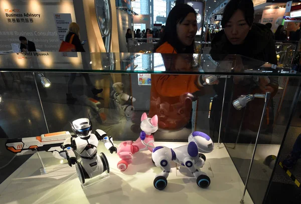 Návštěvníci Obrazovce Výstavě Hktdc Hong Kong Toys Games 2018 Hongkongském — Stock fotografie