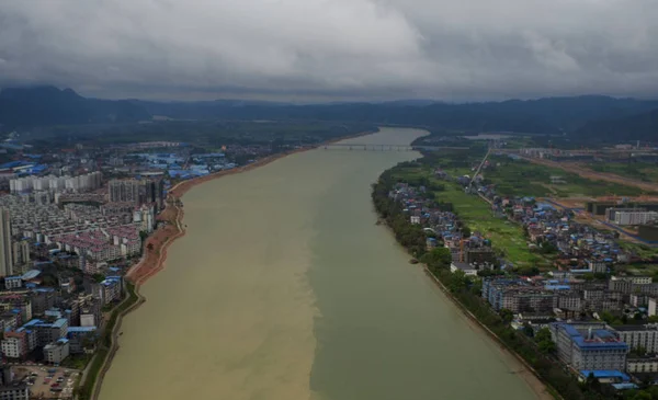 Widok Lotu Ptaka Rzekę Rongjiang Podzielony Dwie Części Ciężkich Deszczach — Zdjęcie stockowe