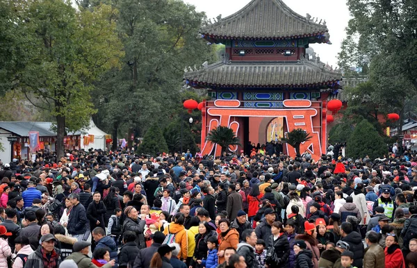 Turister Publiken Tempel Mässa Den Kinesiska Lunar Nyår Semester Även — Stockfoto