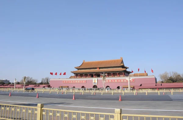 2018年2月12日 中国北京春节或中国农历新年 前天安门广场前空荡荡的长安大道景观 — 图库照片