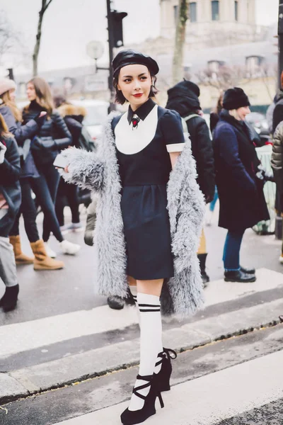 Trendig Fotgängare Går Gatan Paris Mode Vecka Höst Vinter 2018 — Stockfoto