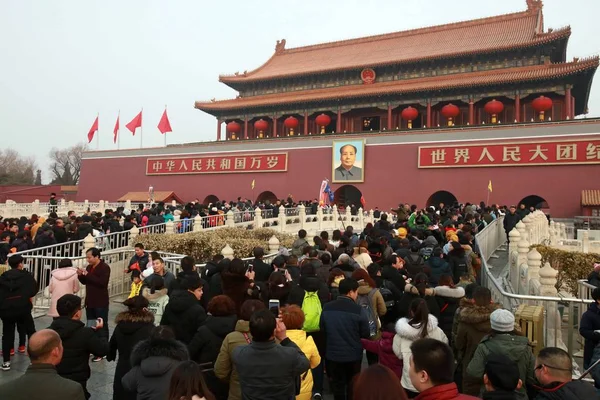 Toeristen Menigte Het Plein Voor Tian Anmen Rostrum Tijdens Chinese — Stockfoto