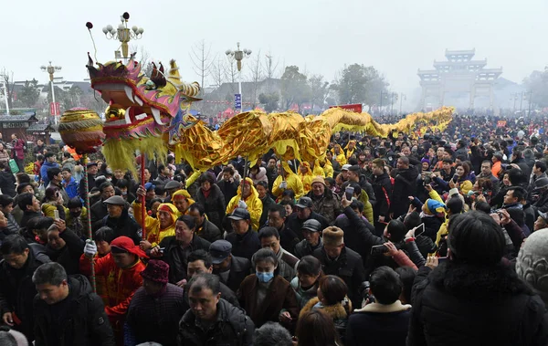 Tausende Von Anwohnern Beobachten Den Drachentanz Während Einer Zoutaiping Veranstaltung — Stockfoto