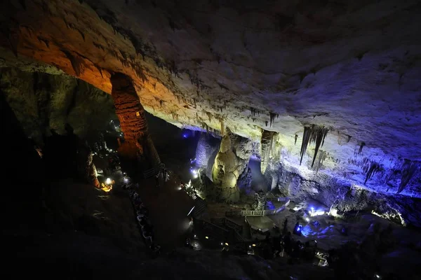 Grotte Zhijin Est Illuminée Par Des Lumières Colorées Dans Comté — Photo