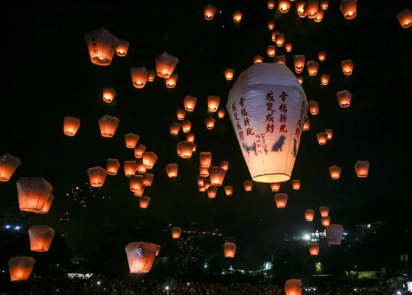 Taiwan Out Taiwanese Foreign Tourists Release Lanterns Sky Hopes Good — Stock Photo, Image