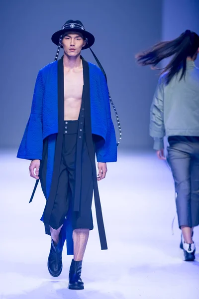 Modell Visar Skapelse Modevisning Eyensree Den Shanghai Mode Vecka Höst — Stockfoto