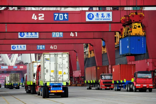 トラック輸送 2018 日中国東部の山東省の青島市の青島港で岸壁に海外出荷するコンテナー — ストック写真