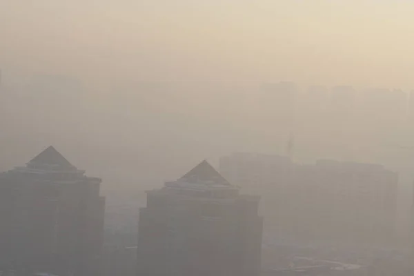 Edificios Gran Altura Están Envueltos Por Fuerte Smog Ciudad Harbin —  Fotos de Stock