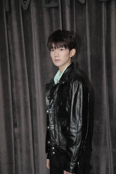 Roy Wang Wang Yuan Της Ομάδας Κινέζικο Αγόρι Tfboys Φτάνει — Φωτογραφία Αρχείου