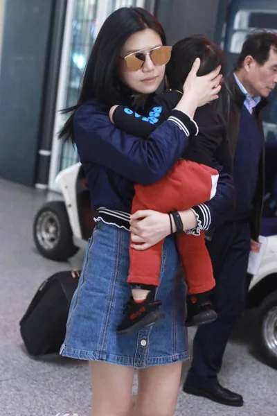 台湾の女優ミシェル チェンを運ぶ中国北京市に北京首都国際空港で息子 2018 — ストック写真