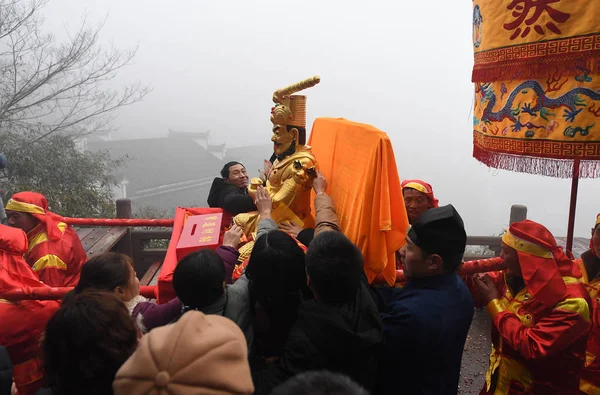 Les Touristes Chinois Donnent Argent Dieu Richesse Cinquième Jour Nouvel — Photo