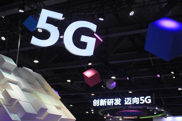 5Gのロゴは 中国南部の広東省広州市で開催された展示会で 2017年11月25日に描かれています — ストック写真