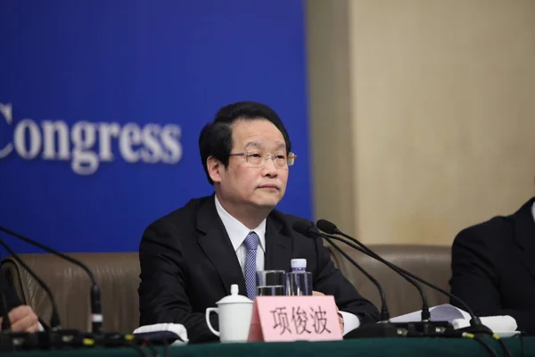 2014年3月11日 中国保险监督管理委员会 Circ 主席项俊波在中国北京媒体中心举行的第十二届全国人大第二届会议新闻发布会上发表讲话 — 图库照片
