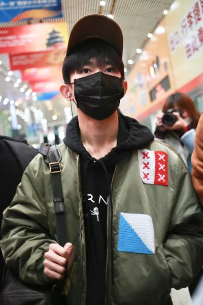 ジャクソン Yee か中国の少年グループ Tfboys Yangqianxi 2018 日中国北京市に北京首都国際空港に到着したと描かれています — ストック写真