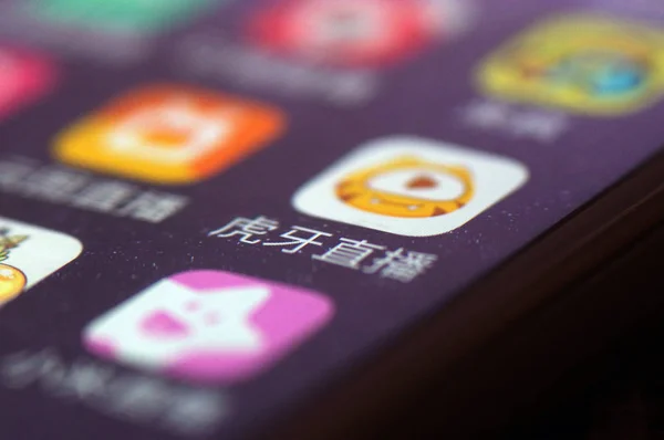 Ein Chinesischer Handynutzer Betrachtet Die Symbole Der Mobilen App Der — Stockfoto