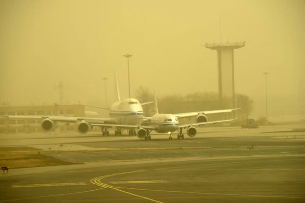 Samoloty Odrzutowe Startu Burzy Piaskowej Beijing Capital International Airport Pekinie — Zdjęcie stockowe