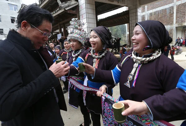 Jóvenes Mujeres Chinas Minoría Étnica Dong Vestidas Con Ropa Tradicional — Foto de Stock