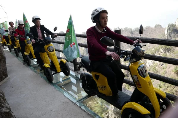 Voluntarios Montan Bicicletas Eléctricas Una Pasarela Cristal Largo Del Borde — Foto de Stock