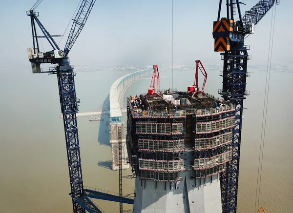 世界最長のケーブル滞在橋の第28メイン桟橋の空中写真 長江大橋 中国東部の南通市にある長江の建設中 4月19日2018 — ストック写真