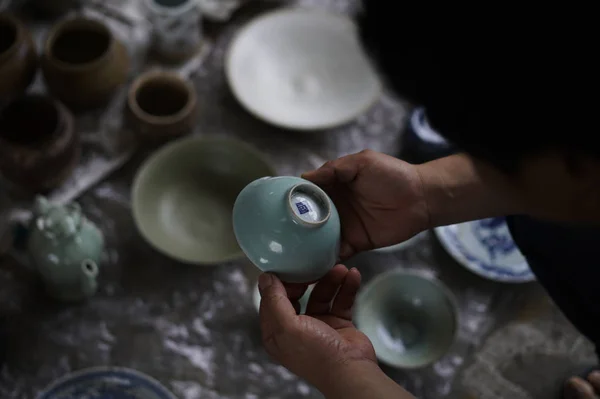 Customers Try Identify Porcelain Pieces Guishi Also Called Black Market — Stock Photo, Image