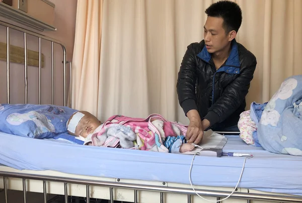 Éves Kínai Fiú Hao Hao Aki Diagnosztizálnak Súlyos Agydaganat Hydrocephalus — Stock Fotó