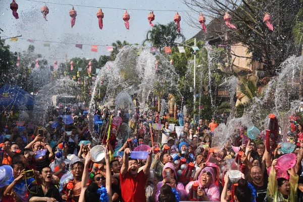 Místní Lidé Turisté Pokropit Vodou Oslavu Nasátí Festival Ulici Jinghong — Stock fotografie