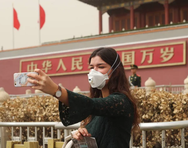 Иностранный Турист Масках Против Загрязнения Воздуха Посещает Площадь Тянь Аньмэнь — стоковое фото