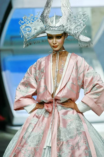 Modelo Exibe Uma Nova Criação Desfile Moda Maogeping Durante China — Fotografia de Stock