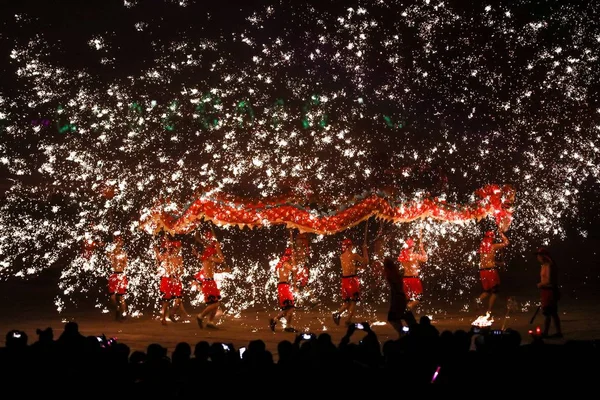 Performers Perform Dragon Dance Sparks Created Molten Iron Water Were — Stock Photo, Image