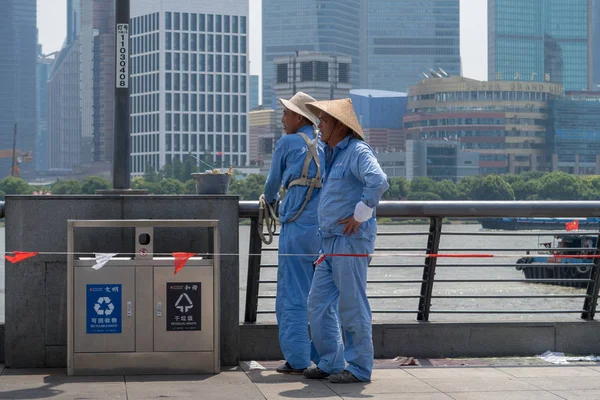 2018年6月26日 中国工人在中国上海外滩劳动时 戴着帽子不受烈日的影响 — 图库照片