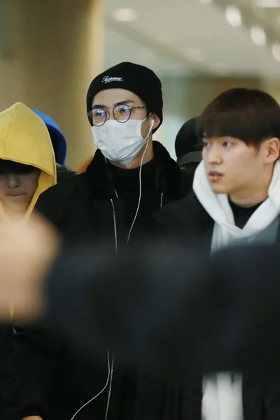 韩国男孩团体 Exo 成员于2017年12月25日抵达韩国首尔机场 — 图库照片
