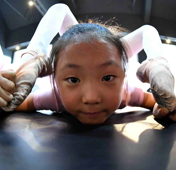 Ein Junges Chinesisches Mädchen Beugt Ihren Körper Einem Trainingszentrum Der — Stockfoto