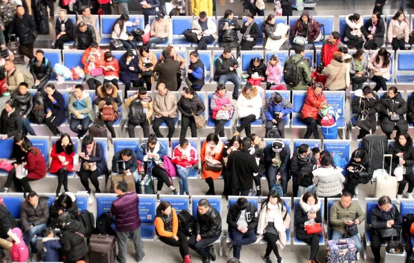 Пассажиры Возвращающиеся Родных Городов Ждут Железнодорожном Вокзале Сучжоу Поскольку Китайский — стоковое фото