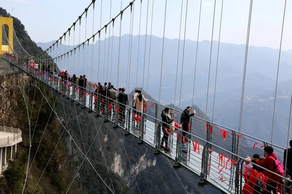 2018年3月10日 在重庆和中国西南四川省边境海拔 980 米的巴泰山上 游客们走在中国最高的玻璃底桥上 — 图库照片
