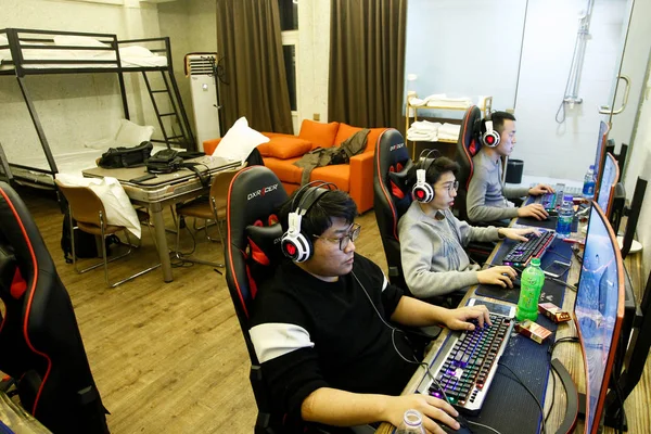 Les Jeunes Chinois Jouent Des Jeux Vidéo Ligne Dans Hôtel — Photo
