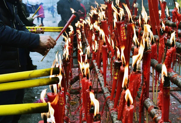 2018年2月21日 中国重庆的一座寺庙里 中国朝拜者在春节或农历新年期间烧烧香 祈求好运和祝福 — 图库照片