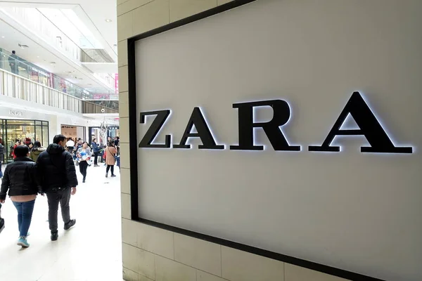 Pedestres Passam Por Uma Tabuleta Varejista Moda Zara Xangai China — Fotografia de Stock