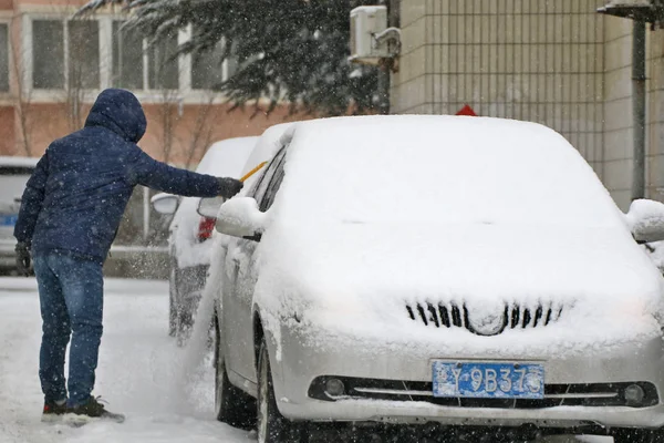 Ένας Ταξιτζής Καθαρίζει Χιόνι Από Αυτοκίνητό Του Μετά Από Ένα — Φωτογραφία Αρχείου